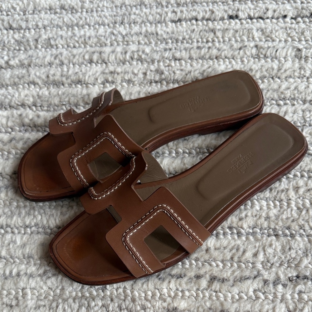 Pre-Owned HERMES ORAN Gold Sandals - Picture 2 of 4